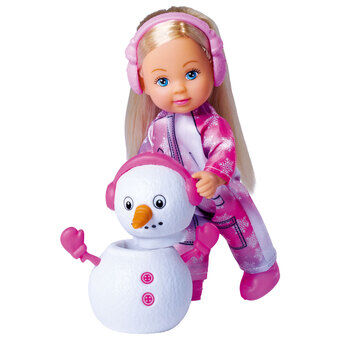 Evi is dol op minipop met sneeuwpop